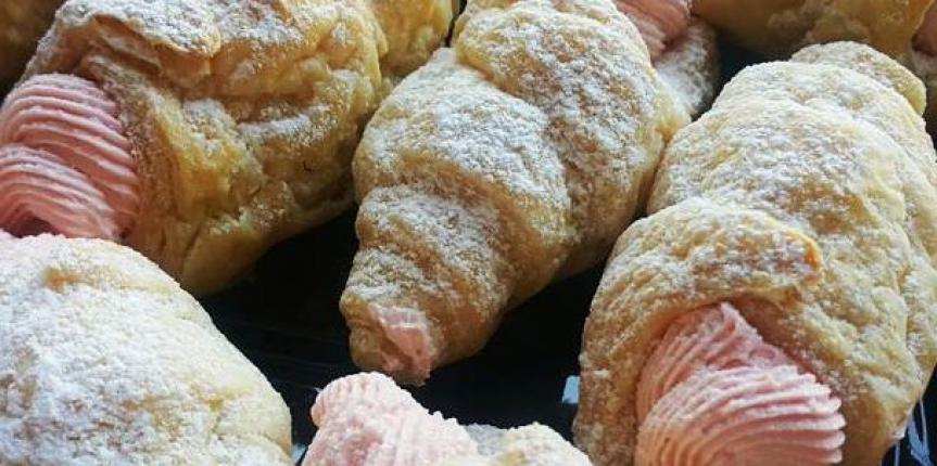 strawberry egg-less pastry cones