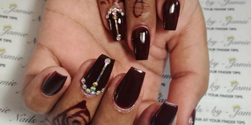 black acrylic nail set