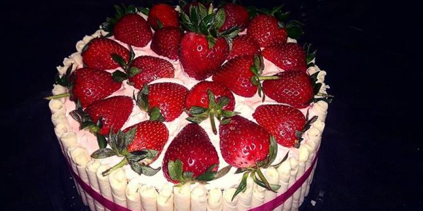 strawberry sundaze 20cm cake