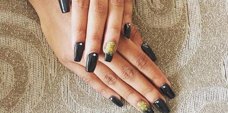 Black acrylic nails